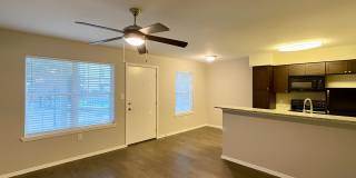Pool Side Condo! Gallery 4