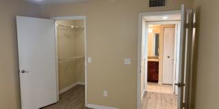 Large one bedroom condominium Gallery 8