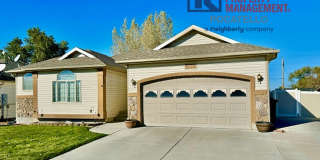 Beautiful 4 bedroom 3 bath house - attached garage Gallery 29