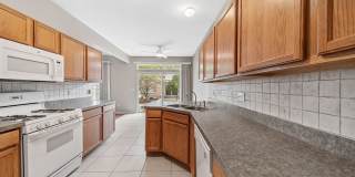 End Unit Three Bedroom Two and a Half Bath in North Naperville Gallery 3