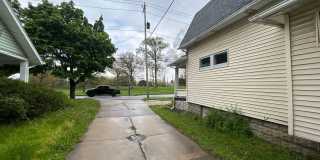 Charming 3 Bedroom Home Near East Toledo & Downtown Gallery 14