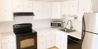 Move In Special! $500 off 1st month's rent! 2 Bedroom 1 Bath Condo With Tons of Character and Amenities! Gallery 9