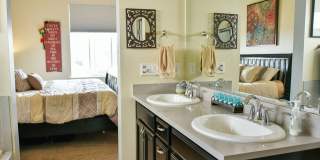 Great 3 Bed / 3 Bath with Garage! Open Floor Plan with Upgrades! Gallery 7