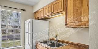 Two-Level Townhome in DeSoto Courts Gallery 13