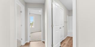 Beautiful Split Level 5 Bedroom Home - Hills of Olde Savannah Gallery 14