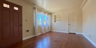 Cozy Two Bedroom Duplex w/ Hardwood Floors! Lovely Kitchen! Lots of Natural Light! Gallery 12