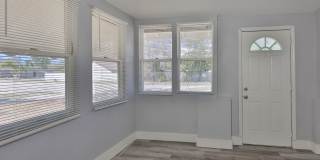 Exquisite Remodeled Retreat: 4 Bed, 1 Bath Gem in St. Petersburg Gallery 8