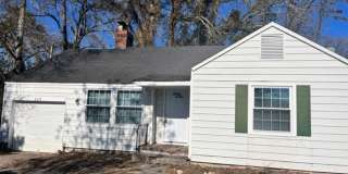 2BR/1BA One-level Cottage in Forest Hills Gallery 1
