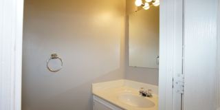 4 Bed/2 1/2 Bath Bus Line Reserved Parking Gallery 8