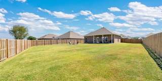 Newly built 3 Bed 2 bath home with Large backyard Gallery 27