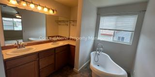 3 bed house w/ family room in The Landings! 3 bed house w/ family room in The Landings! Gallery 10