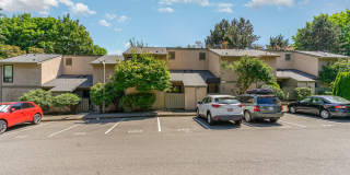 Modern 2-Bedroom Townhouse-Style Condo with Private Yard in Prime Kirkland Location Gallery 1