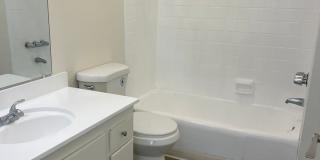 *FIRST MONTH FREE WHEN APPLICATION IS SUBMITTED THE SAME DAY OF TOUR* Bright 1 Bed / 1 Bath with Balcony & Pool – Central AC – Pet Friendly! Gallery 16