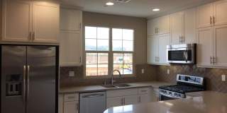 Amazing 4 Bedroom/3.5 Bathroom Townhome Gallery 3