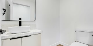5346 1/2 Oakland Street Gallery 26