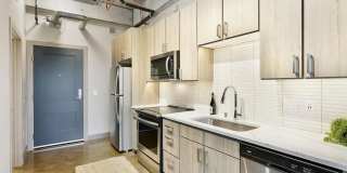 FURNISHED STUDIO IN THE HEART OF THE NORTH LOOP - UTILITIES INCLUDED! Gallery 7