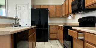 Eastside (Stella and Kolb) 4 bedroom  2 bath house with 2 car garage near Lakeside Park! Gallery 5