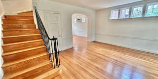 Spacious 6 bedroom 3.5 bath Tudor Townhouse w/Deck close to Georgetown University & Hospital Gallery 5