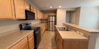Bright Open-Concept Condo with 1-Car Garage in Prime Commuter Location Gallery 4