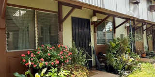 PARTIALLY FURNISHED 3br/2.5ba/2pkg Townhouse w/ENCL yard! Gallery 1