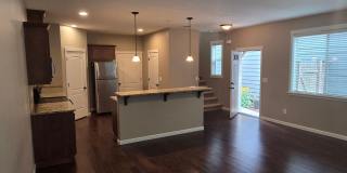 Spacious 3 Bedroom, 2.5 Bathroom Home in Prime Location Gallery 6