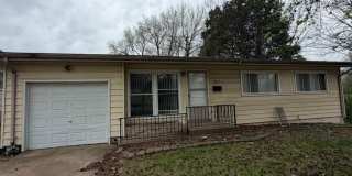 Charming & Comfortable Home in North County St. Louis Gallery 1