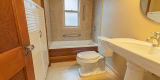 Spacious 4BR Bungalow: Historic Old Southwest w/ Screened Porch & Car Port Gallery 12