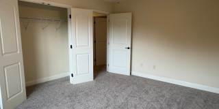 Tri level 2 bed, 2.5 bath Condo! Lakeridge School District. Gallery 17