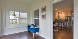 Beautifully remodeled 3 Bedroom Bungalow in Old Town Gallery 6