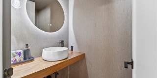 10433 Wilshire Boulevard Gallery 16