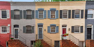 Charming & Restored 2BD/2BA Historic Rowhouse in Historic Snows Court Gallery 1