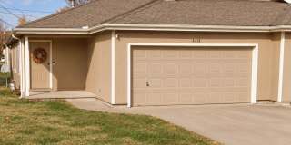 Great 3 Bed 2 Bath 2 Car Garage Flat Duplex- Pets ok! Gallery 1