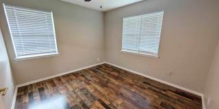 Cute, Remodeled 2 Bed in Village Gallery 9