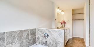 Updated 4 level TH w/ 2 FB & 2 "1/2" baths + One car garage! Gallery 44