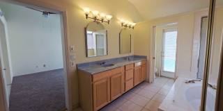 Single Story Home w/Pool in The Lakes! Gallery 31
