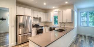 UT PRE-LEASE: Constructed August 2018, Luxury North Campus 3 bed / 3 bath home Gallery 3