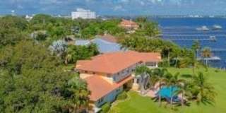 901 SE Riverside Drive Gallery 21