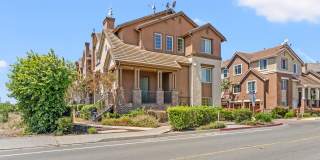 Beautifully Updated Union City Townhome w/ Community Amenities & Vaulted Ceilings Gallery 1