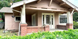 Historic Milwaukie 3 bedroom bungalow with Hardwood and fully fenced yard Gallery 1