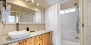 2 BDR Gorgeous Updated Townhome with Huge Garden Gallery 19