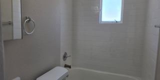 SPACIOUS, BRIGHT 2 BEDROOM - LARGE YARD Gallery 16
