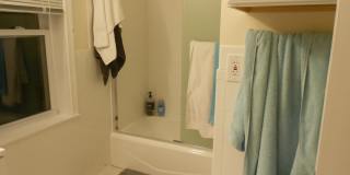Huge 4 bedroom unit with A/C,  in-unit laundry and parking in Oak Square! Gallery 6