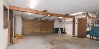 4 bedroom / 2 car garage / small dog on approval Gallery 12