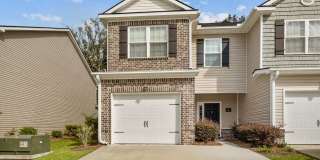 Stunning 3BR Townhome in The Commons with Community Pool, Fire Pits, & Hammock Stations Gallery 1