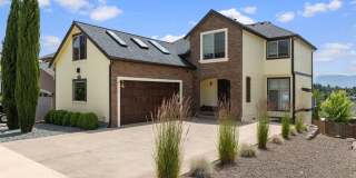 Luxury East Medford Home with 4 Bedrooms, 2 Bonus Rooms & Dual Living Areas Gallery 5