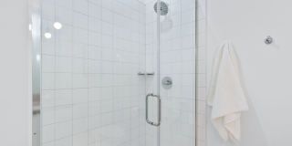 Modern downtown condo studio with private balcony & parking space. Gallery 18