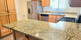 Large 3 Bedroom, 3 Bathroom Home with Solar Gallery 5