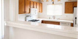 Spacious Upstairs 3 Bed 2.5 Bath Townhouse with 2 Car Tandem Garage Gallery 4