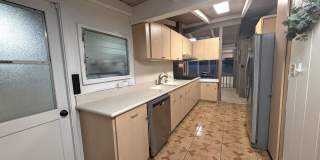 Country living in the City - Huge bonus room, entertainment deck, covered lanai and lots of storage. Gallery 12
