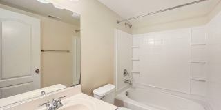 SD: Bright 2BD/2.5BA Townhome in Point Loma with Fireplace, Private Balcony & Tandem Garage Gallery 12